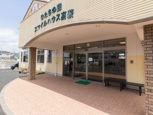 明るいエントランス前