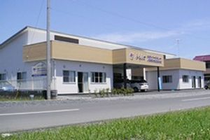 広い通り沿いの建物外観