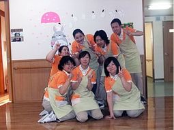 スタッフの明るい集合写真