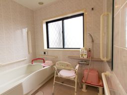 バリアフリー設計の浴室