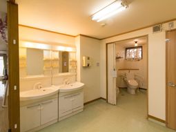 清潔な洗面とトイレ設備