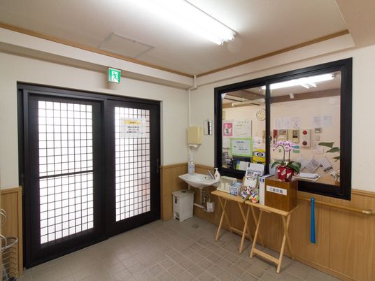 受付と案内掲示のエリア