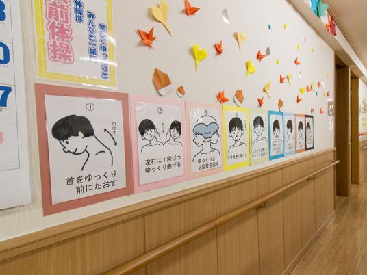明るい廊下の掲示物