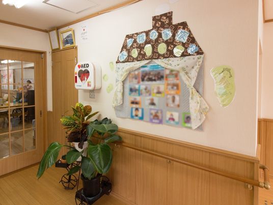 温かみのある廊下の風景