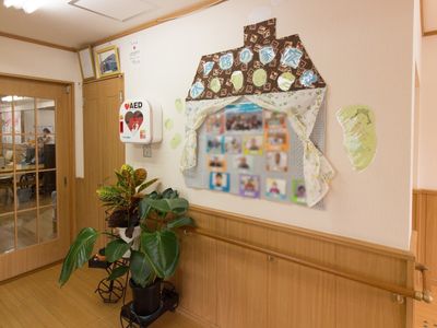 温かみのある廊下の風景