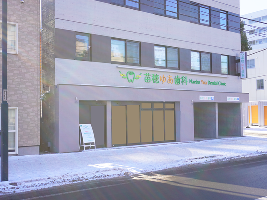 雪道に面した建物外観  