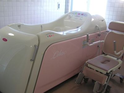 ピンクの機能性浴槽