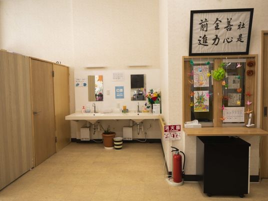 明るい洗面台のある廊下  