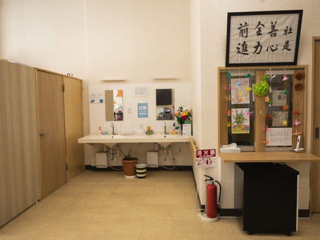 明るい洗面台のある廊下  