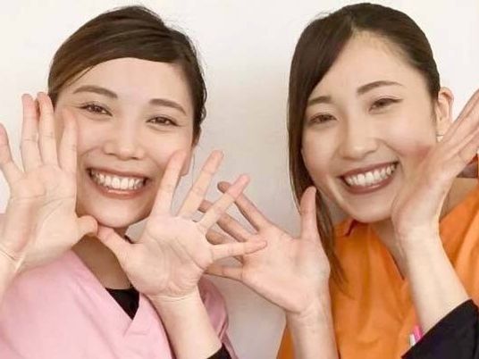 笑顔のスタッフ2人の様子  