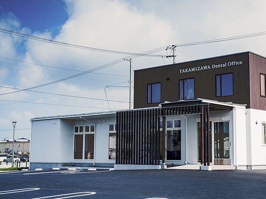 明るい外観の建物  