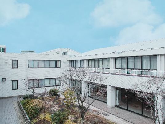 白い建物の中庭  