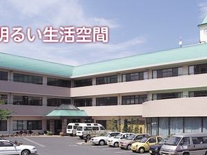 明るい施設の外観  