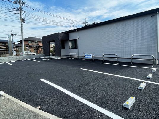 駐車場のある外観  