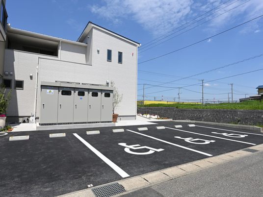 駐車場のある建物外観  