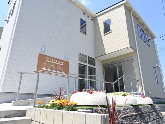 花壇のある建物外観  