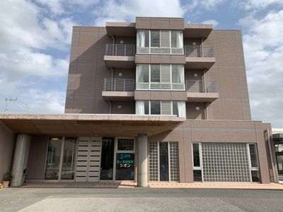 4階建ての建物外観