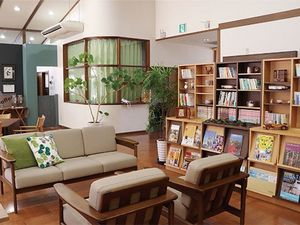 本棚のあるラウンジ  