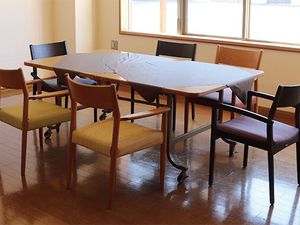 明るい食堂のテーブル  
