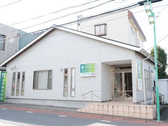 建物正面の外観  