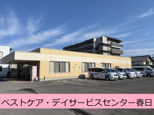 駐車場がある建物外観
