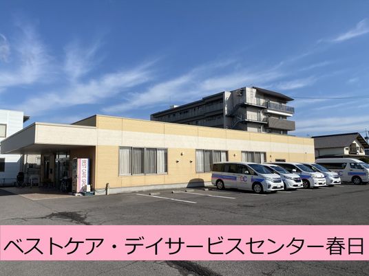 駐車場がある建物外観