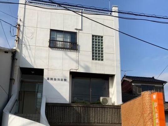 白い建物の外観  