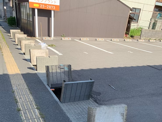 駐車場の出入口  