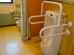 バリアフリーなトイレ設備