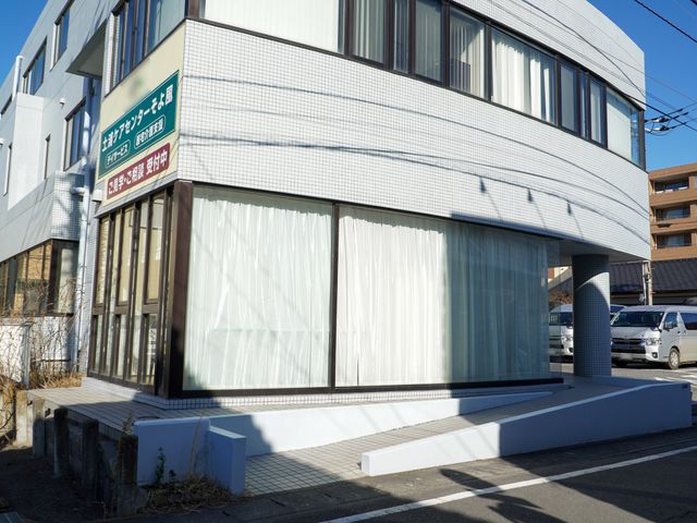 清潔感のある建物外観 外観 日差しが差し込む明るい建物で、通りに向かって開放的な雰囲気を醸し出しています。働く環境としても清潔感があり、心地よさを感じられるでしょう。