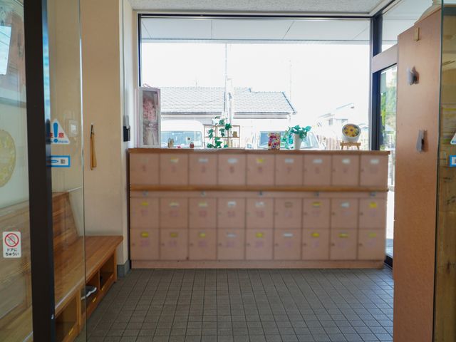 エントランスの様子 玄関 ゆったりとしたベンチが置かれ、明るい光が差し込む歓迎の空間です。来訪された際には、心地よい第一印象を受けていただけるでしょう。