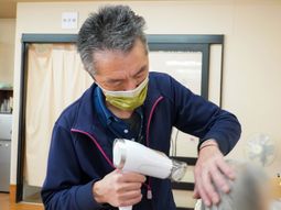 スタッフがケアを行う様子