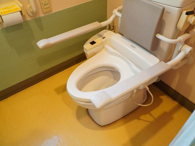 バリアフリートイレ トイレ 手すり付きのトイレは利便性に配慮され、どなたでも安心してお使いいただける構造です。