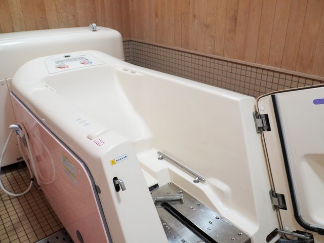 介護用の設備浴室 浴室 ゆったりとしたバリアフリー設計の浴槽です。安心してご利用いただけるように手すりや座面も備え付けられております。
