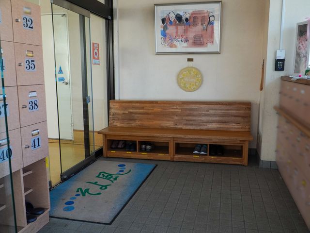 エントランスの木製ベンチ 玄関 呼び鈴と靴箱が備わる出迎えの場所です。毎日の始まりと終わりに、温かい雰囲気を提供いたします。