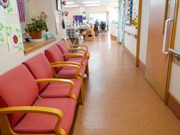 温もり感じる廊下風景