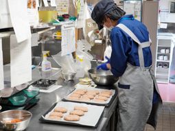 調理中のスタッフと料理