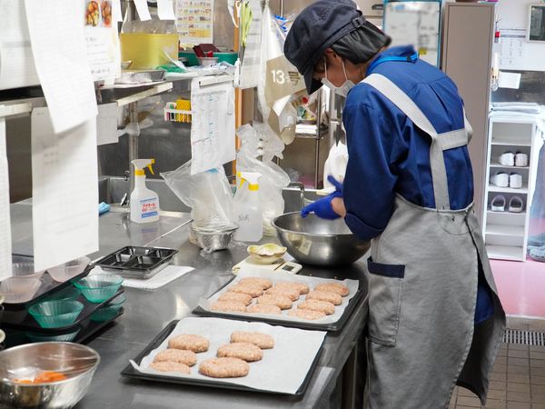 調理中のスタッフと料理