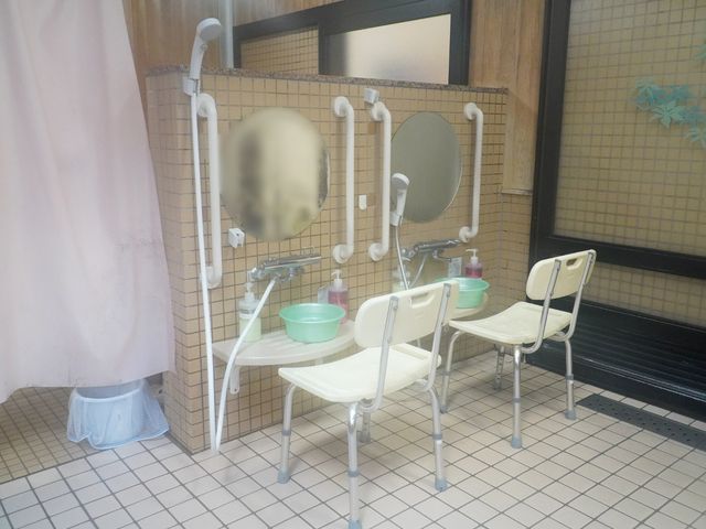 手すり付き洗面台 浴室 手すりと座席を備えた清潔感のある洗面スペースです。安心してご利用いただける配慮がされています。