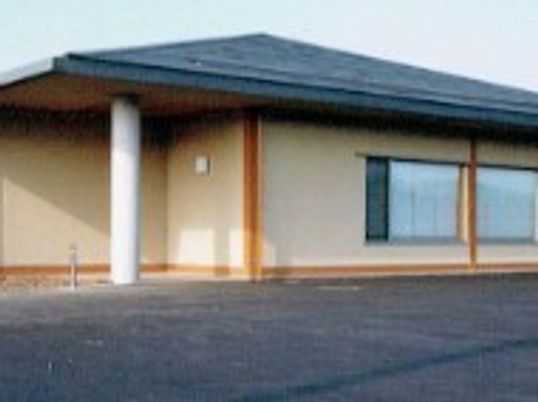 広い駐車場の建物