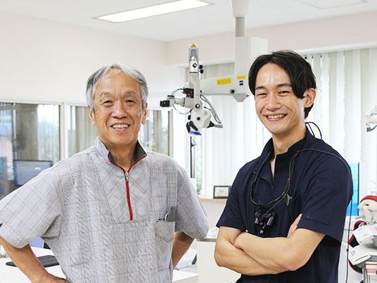 スタッフ2人の機能訓練室  