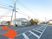 施設外観と道路  