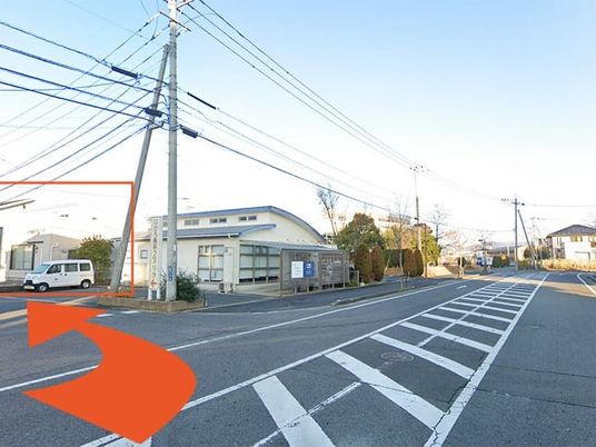 施設外観と道路  