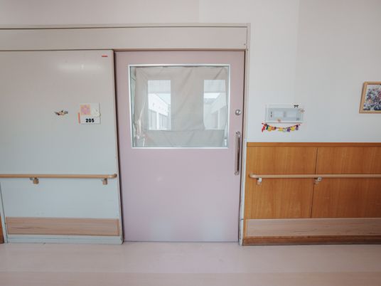 明るい木の壁の廊下