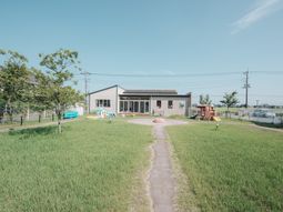 広い庭のある建物