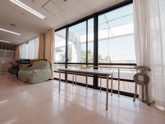 窓際の明るいラウンジ