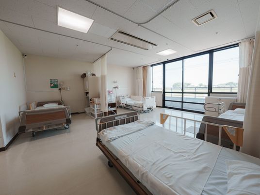 窓側にベッドがある居室