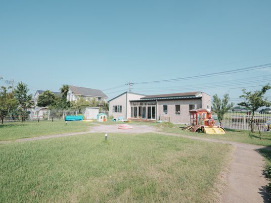 開放的な庭の風景