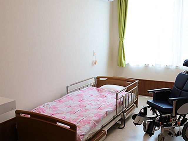車椅子のある居室 居室 自然光が差し込む、清潔で機能的な空間です。快適なケアができるようデザインされています。
