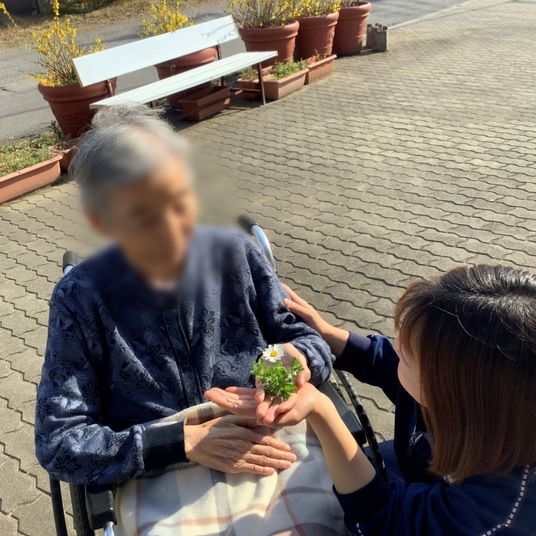 暖かい交流が見える外観